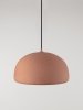 Nowoczesna lampa wisząca z żywicy półokrągły klosz czerwona minimalistyczna uniwersalna japandi Luces Exclusivas